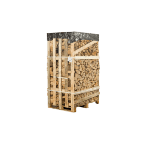 Een Jumbopallet ovengedroogd eikenhout, gevuld met netjes opgestapeld gehakt haardhout, wordt afgedekt met een zwart zeil en vastgezet met spanbanden.