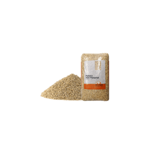 Een doorzichtige plastic zak met beige pellets met het label "HS Timber Pellets Hot Material ENPlusA1", met daarnaast een stapel vergelijkbare pellets, op een effen witte achtergrond.